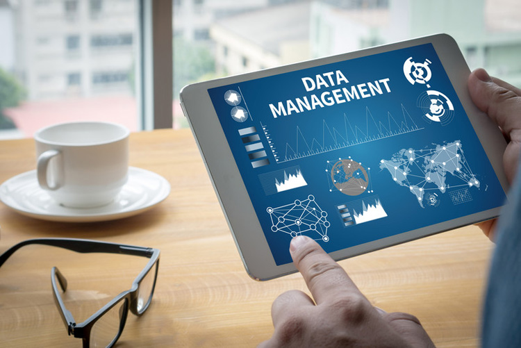 How to Deal with Data Management Challenges Associated with Microservices How to Deal with Data Management Challenges Associated with Microservices